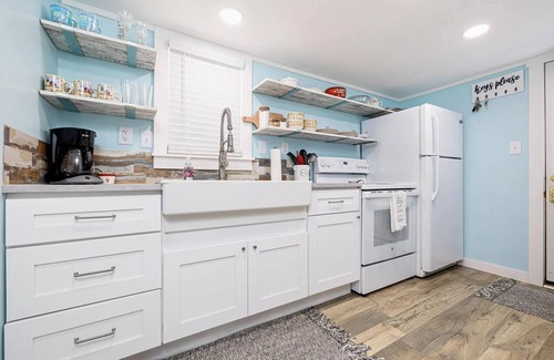 Lakeview Cottage | MID-TERM FULLY FURNISHED RENTAL AT INDIAN LAKE! Steps Away From Boat Marina