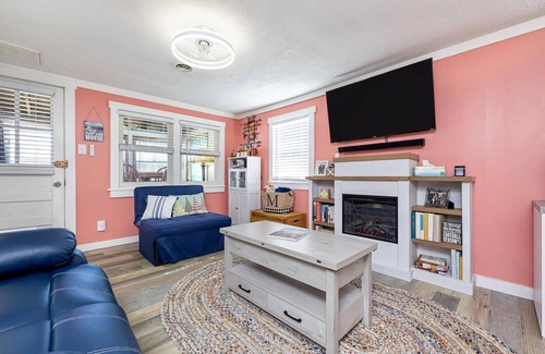Lakeview Cottage | MID-TERM FULLY FURNISHED RENTAL AT INDIAN LAKE! Steps Away From Boat Marina