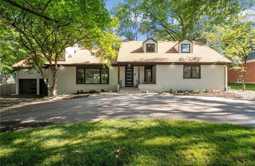 Mission Hills House | Mid-term/Long Term Rental close to the Plaza! Completely REMODELED in 2023!