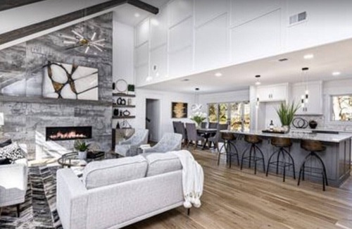 Mission Hills House | Mid-term/Long Term Rental close to the Plaza! Completely REMODELED in 2023!