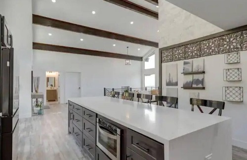 Provo House | Mid Term Rental with the Finest Provo View, Indoor Basketball Court & Dry Saunan