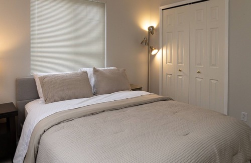 Pontiac Condo | Mid Term to Long Term Stay - Cozy End Unit Condo FURNISHED with 1 car Garage!
