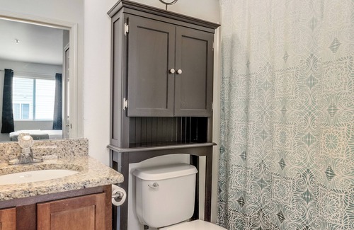 Pontiac Condo | Mid Term to Long Term Stay - Cozy End Unit Condo FURNISHED with 1 car Garage!