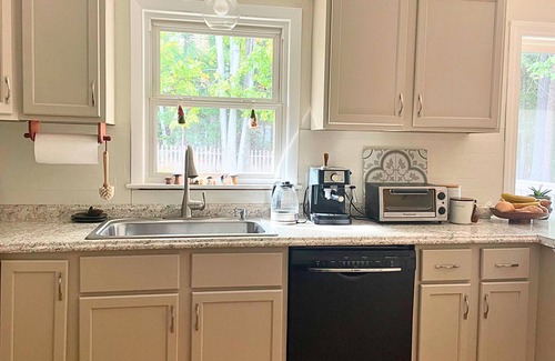 Marquette House | Mid to Long Term Charming 2-bedroom house in enchanting Marquette with WiFi