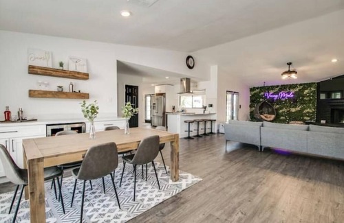 Sandahl Homes House | MidCentury Luxe+HeatedPool+OutdoorTV&Games+Mural
