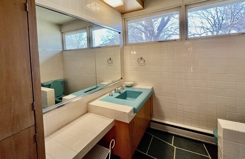 Cedar Falls Ski Chalet | Midcentury Modern Delight - 3 Bedroom in Cedar Falls