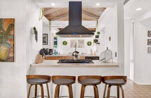 Mobile House | Midcentury Modern-Hot Tub & Pool- Retro Retreat