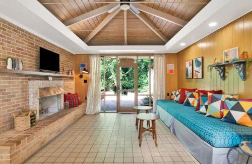 Mobile House | Midcentury Modern - Pool & Hot tub - Retro Retreat