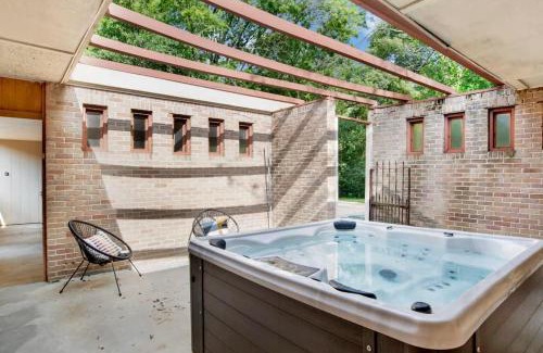 Mobile House | Midcentury Modern - Pool & Hot tub - Retro Retreat