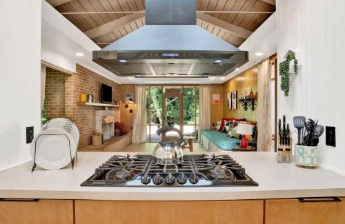 Mobile House | Midcentury Modern - Pool & Hot tub - Retro Retreat