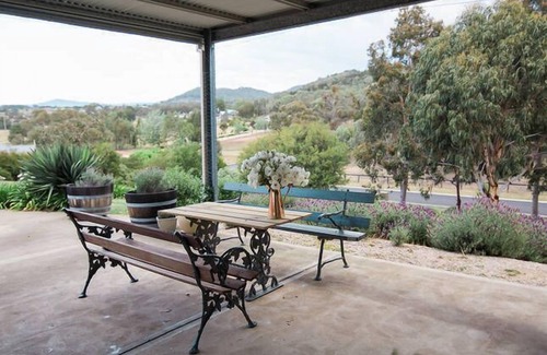 Central Mudgee Cottage | Midgee Cottage - quiet romantic getaway
