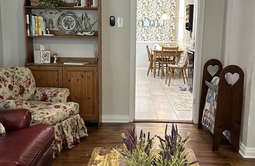 Waco House | Midterm cottage rental in the heart of Waco. Very private. Light and bright. n