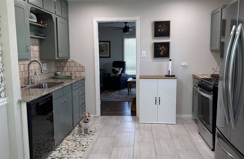 Waco House | Midterm cottage rental in the heart of Waco. Very private. Light and bright. n