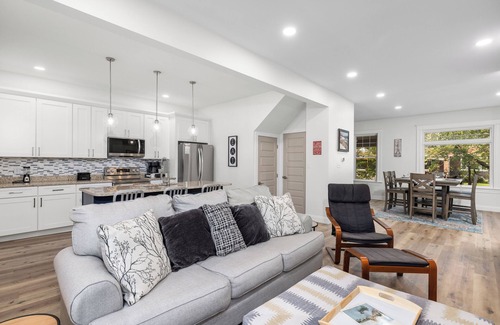 St. Louis House | Midterm Rental* 1 Mi from Wash U* Pet Friendly