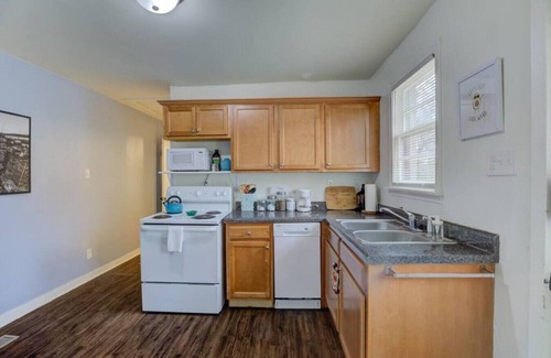 Midtown Apartment | Midtown Cottage walk to Overton Square!