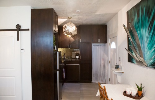 Woodlea Cottage | Midtown Detached Studio Cottage-Heated Pool & Hot Tub-Covered-Gated Parking