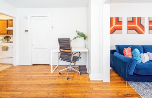 Southmoreland Apartment | Midtown Funk! Private Entry - Central KC!