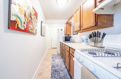 Southmoreland Apartment | Midtown Funk! Private Entry - Central KC!