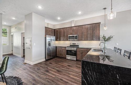 Omaha Apartment | Midtown Luxury - 2 Master Suites - Near UNMC