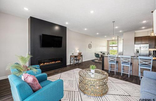 Omaha Apartment | Midtown Luxury - 2 Master Suites - Near UNMC
