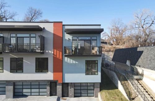 Omaha Apartment | Midtown Luxury - 2 Master Suites - Near UNMC