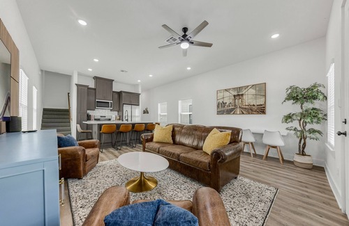 College Station House | Midtown: New Home, 2 Miles to A&M/TV in Every Room