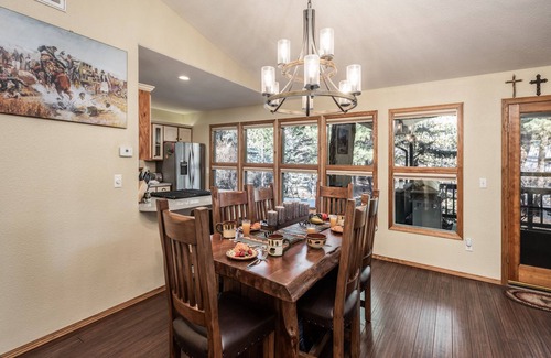Ruidoso Cabin | Midtown Riverfront Complex | Hot Tubs, Fireplace!