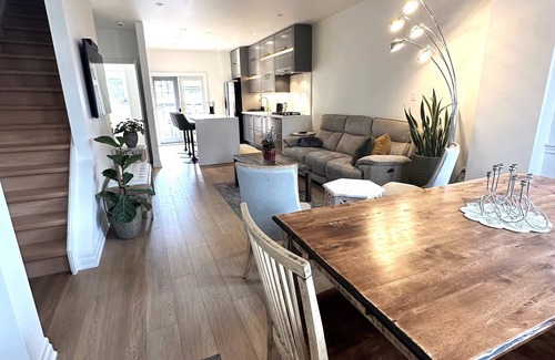 Bedford Park House | Midtown Tree House - 2 Bedrooms - Lawrence Subway