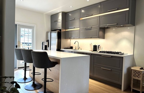 Bedford Park House | Midtown Tree House - 2 Bedrooms - Lawrence Subway