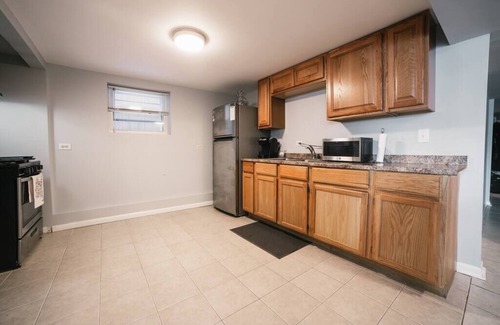 Clearing Apartment | Midway Airport 2 Bedroom with full Kitchen