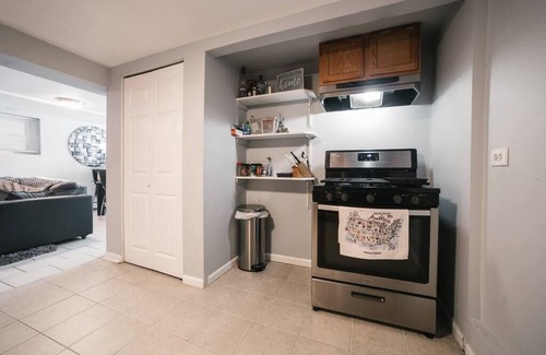 Clearing Apartment | Midway Airport 2 Bedroom with full Kitchen
