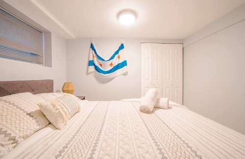 Clearing Apartment | Midway Airport 2 Bedroom with full Kitchen