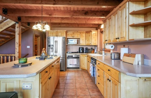 Midway Cabin | Midway Hillside Cabin Getaway | Hot Tub & Games