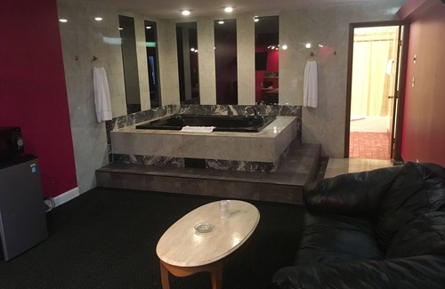Oak Lawn Hotel | Midway Inn & Suites
