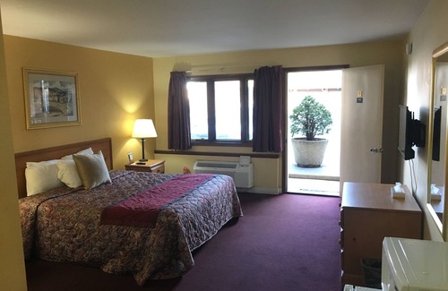 Oak Lawn Hotel | Midway Inn & Suites