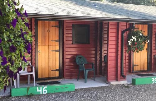 Canadian Rocky Mountain Parks Resort | Miette Hot Springs Bungalows