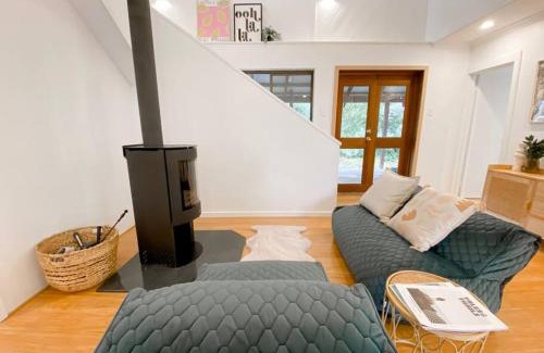 Eagle Bay House | Mika · Cabin with fireplace, walk to the beach