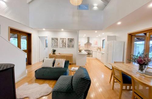 Eagle Bay House | Mika · Cabin with fireplace, walk to the beach