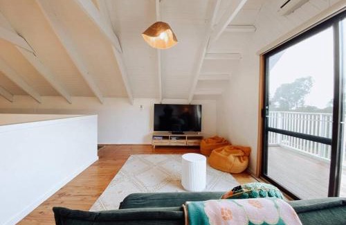 Eagle Bay House | Mika · Cabin with fireplace, walk to the beach