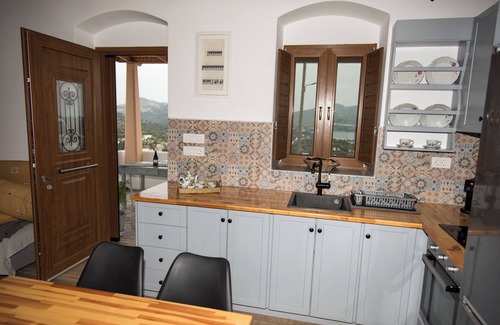 Vromolithos Villa | Mike's Guesthouse