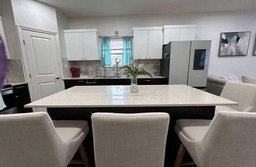Edinburg Apartment | Mike’s Place - 3 Q Suite w/TV