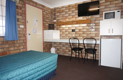 Miles Hotel | Miles Outback Motel