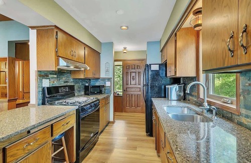 Isle Cabin | MilleLacs Lakeside Getaway-SAUNA-HOT Tub-Cozy Fire