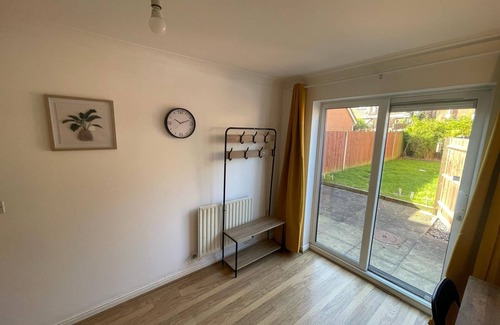 Bedford House | Miller House in Great location - Sleeps 14! Perfect for contractors