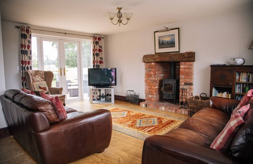 Malpas House | Millers House - Large three bedroomed bungalow in perfect rural setting.