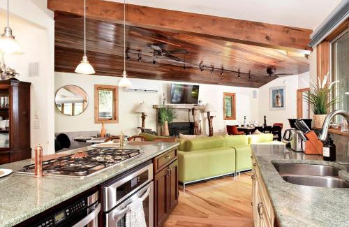 Glenwood Springs House | Million Dollar Creekside Treehouse Hottub Rafting Hiking Fishing and Mins to Glenwood and Hotsprings
