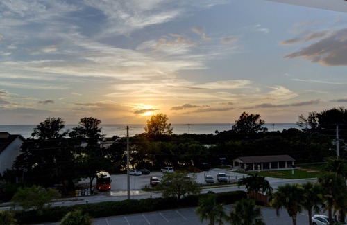 Siesta Key Condo | Million Dollar View Bay Sunrises & Gulf Sunsets-Feb and March open 2025