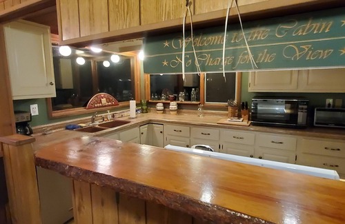 Mendon House | Million Dollar View with 7 Person Hot Tub. 75" TV pool table and air hockey