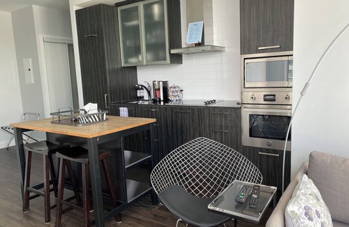 Toronto Entertainment District Apartment | MILLION DOLLARS CN TOWER AND VIEWS - 2 BEDROOM SUITE WITH PARKING AND BALCONY