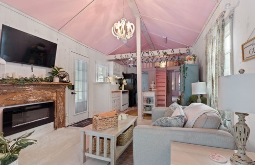 Maurepas House | MILLON DOLLAR VIEWS/HOT TUB/LAKEFRONT